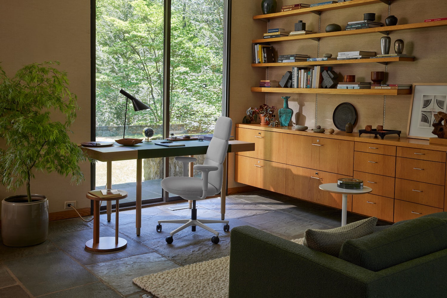 A mineral Aeron in a home work setting