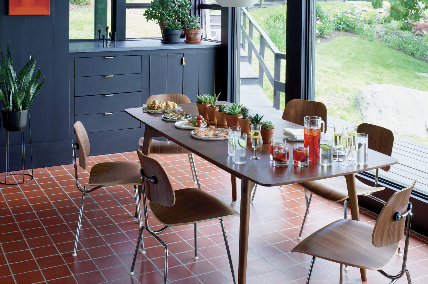 The Eames management chair is part of the Eames Aluminum Group Collection.