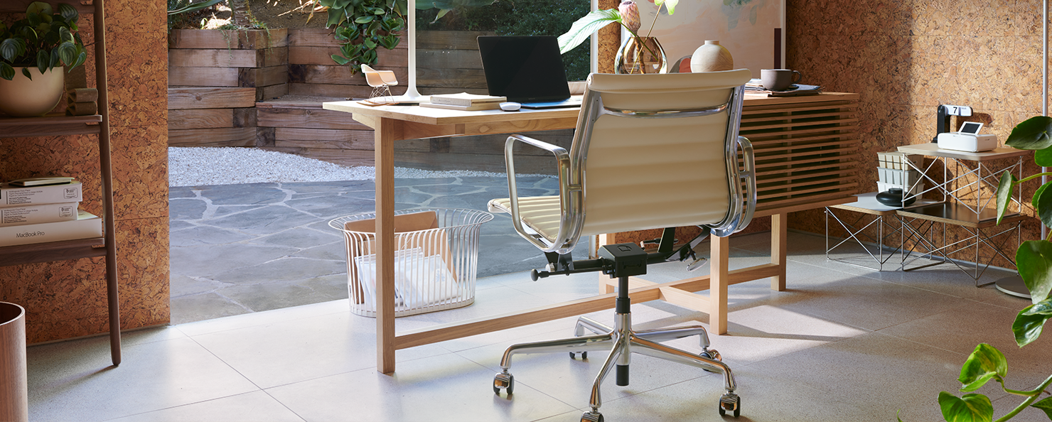 The Eames management chair is part of the Eames Aluminum Group Collection.