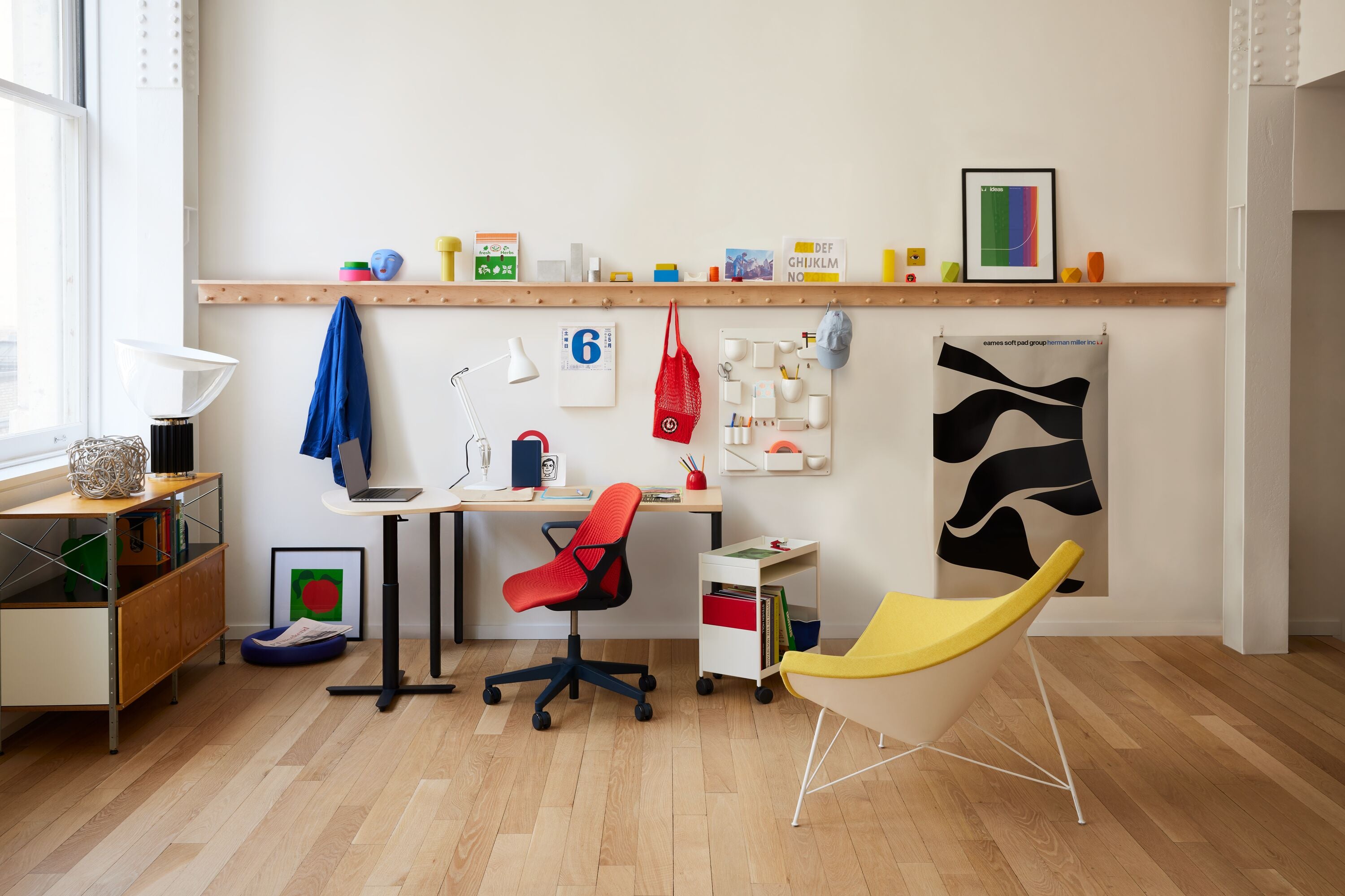 The Eames management chair is part of the Eames Aluminum Group Collection.