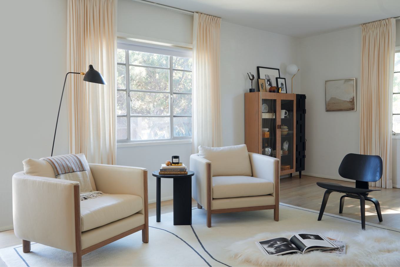 The Eames management chair is part of the Eames Aluminum Group Collection.