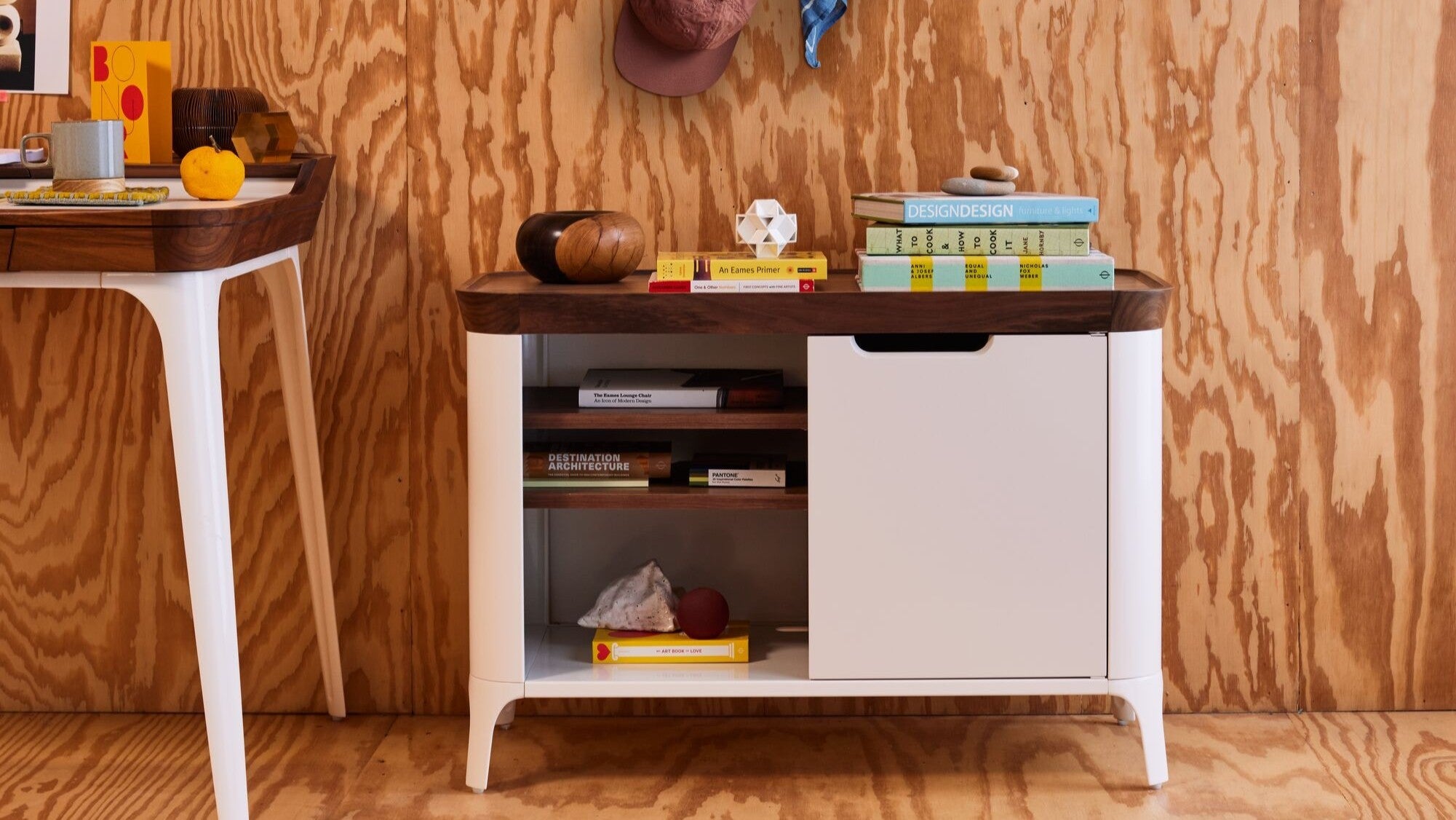 Versatile desk for small spaces. Airira Desk